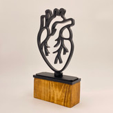 تندیس روز پزشک طرح قلب با پایه چوب طبیعی فندوقی