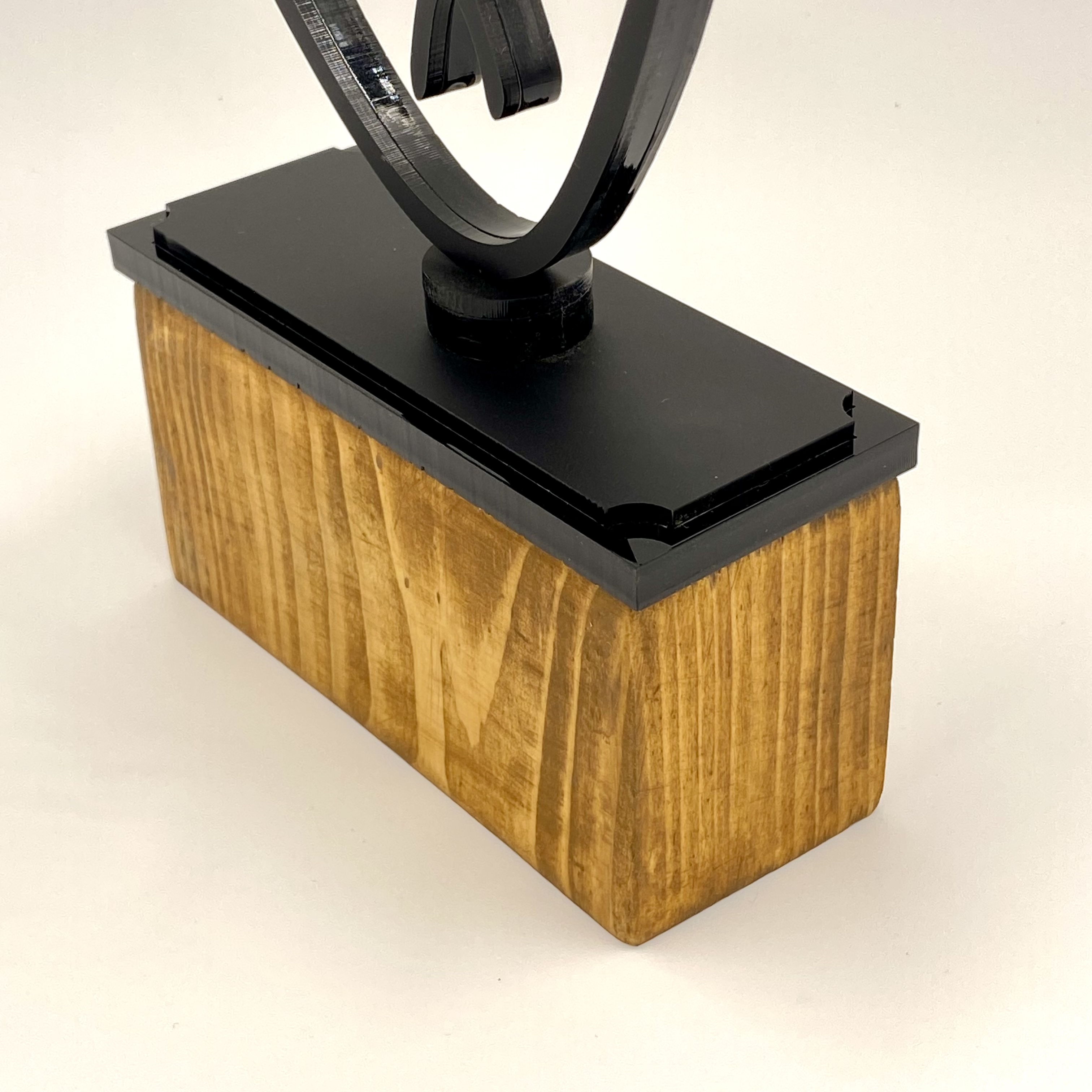 تندیس روز پزشک طرح قلب با پایه چوب طبیعی فندوقی