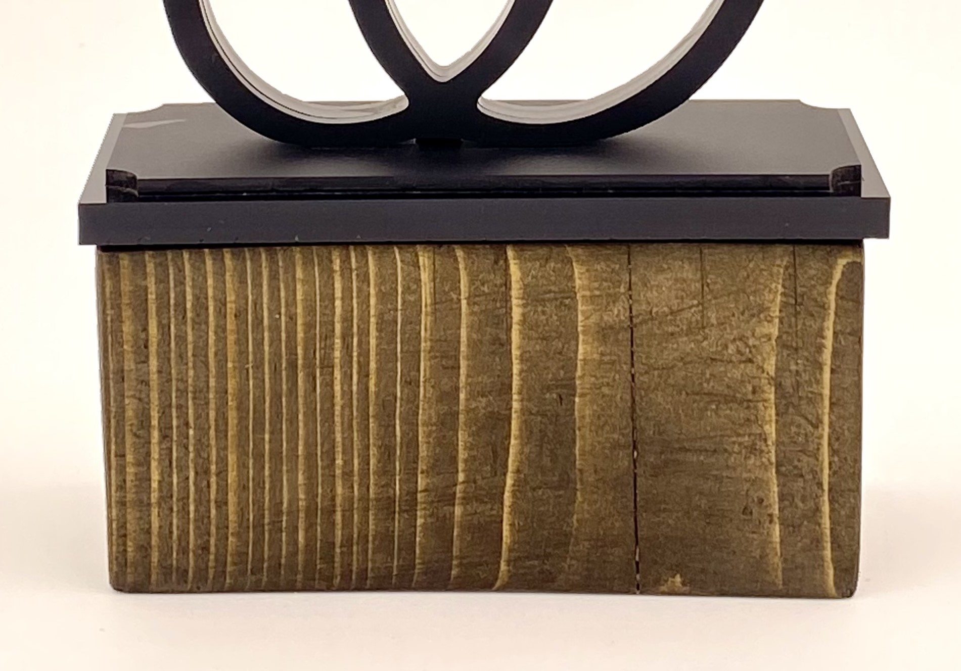 تندیس روز پزشک طرح قلب با پایه چوب طبیعی تیره