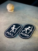 تابلو ورود خروج پلکسی مدل Pull Push برای دربهای شیشهای3