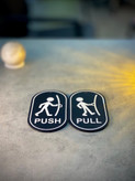 تابلو ورود خروج پلکسی مدل Pull Push برای دربهای شیشهای2