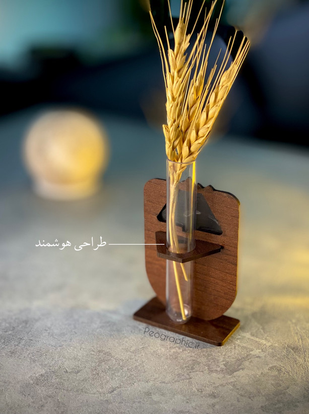 استند چوبی یا علی با پلاک مولتیاستایل طلایی و گل خشک