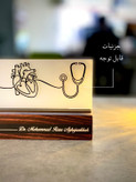 Alt 2: تندیس دکوراتیو کاردیولوژی با حکاکی لیزری روی چوب طبیعی و پلکسی چندلایه